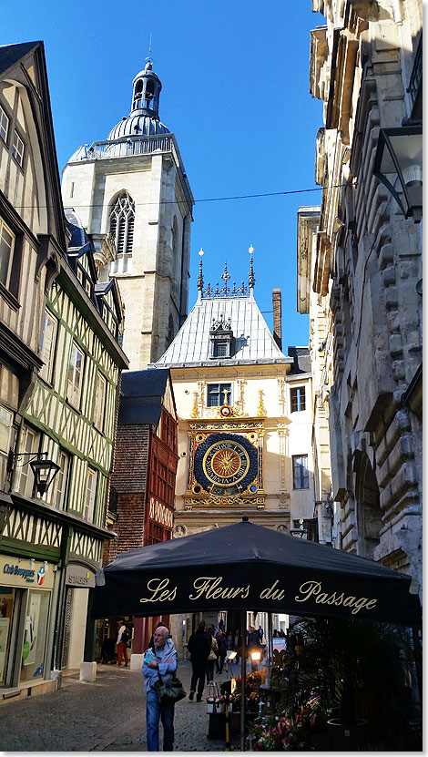 Der Gros Orloge  der Uhrturm in der Altstadt von Rouen, dahinter die Kathedrale aus dem 12. Jahrhundert. Im Innern das Grab von Heinrich dem Lwen.