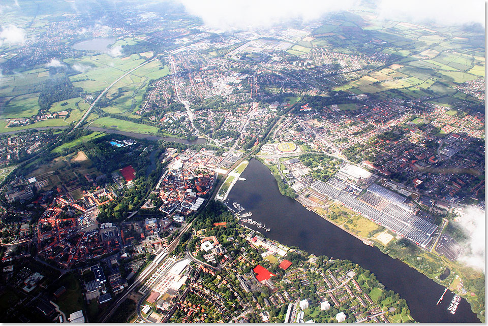 Die Hafenstadt Rendsburg an Eider (links) Ober-Eider (rechts) und Nord Ostsee Kanal.