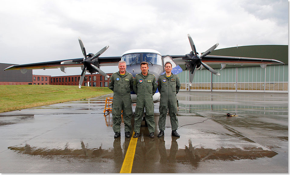 Die Crew der PC AIR 57-04 vor ihrer Maschine.