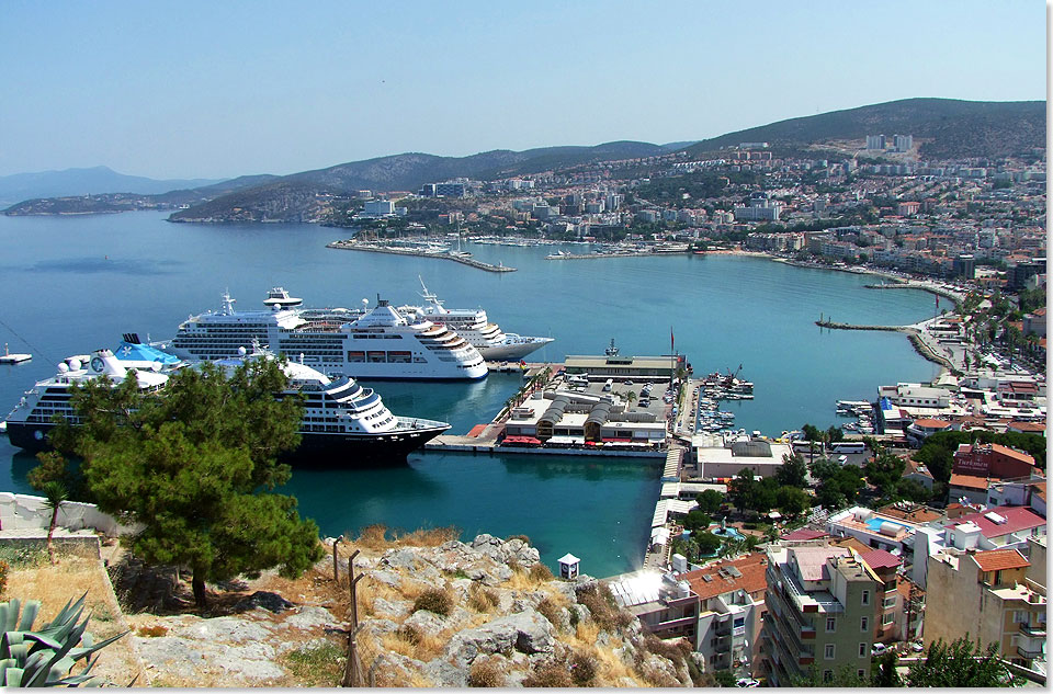 Blick auf den vollen Kreuzfahrt-Hafen von Kusadasi an der trkischen giskste.