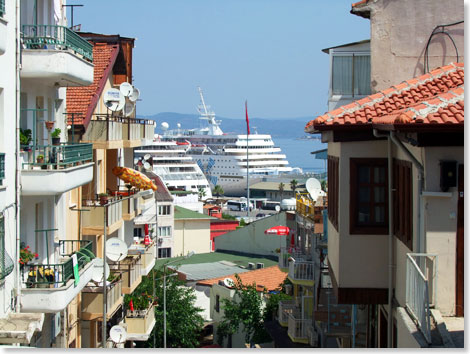 Blick durch eine Gasse hinunter zum Kreuzfahrt-Hafen.