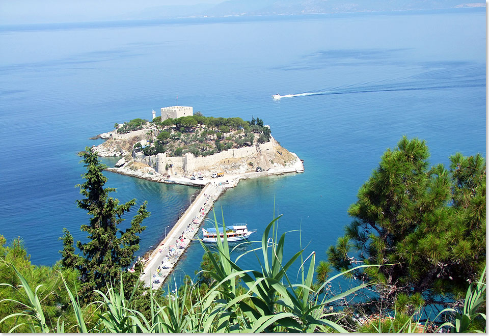 Blick auf die Vogelinsel  Kusadasi heit auf trkisch Vogelinsel  mit-seiner Festungsanlage.