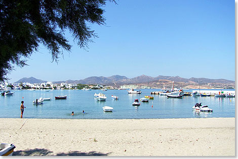 Pollonia, mit seinem schnen durch Tamarisken beschatteten Sandstrand und den traditionellen Kaffeehusern und Tavernen, ist bei Wassersportlern sehr beliebt.