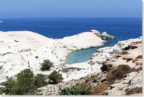 Sarakiniko ist eine Bucht aus reinem weien Gestein, das durch Vulkanausbrche geformt wurde.