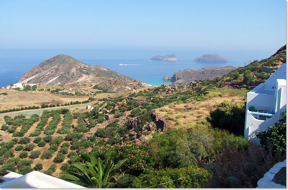 Bei einem Aufstieg zum stattlichen Plaka, einem klassischen Kykladen-Dorf mit weien Husern, Kopfsteinpflaster-Straen und duftenden Blumen in 250 Metern ber dem gischen Meer, wird man mit einem wunderschnen Panoramablick belohnt.