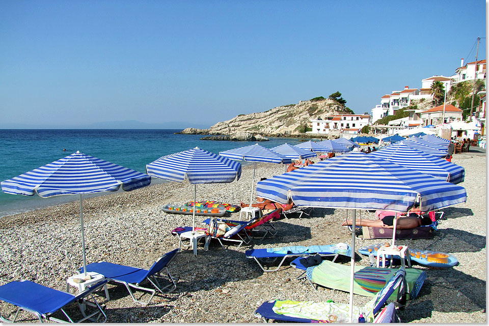 Das Dorf Kokkari auf Samos ist wegen seiner unberhrten Strnde, einige davon echte Windsurfer-Paradiese, bei Touristen sehr beliebt.