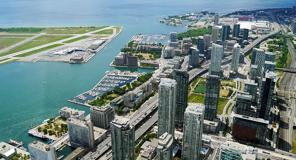 Toronto von oben mit dem Regionalflughafen links und diversen Yachthfen.