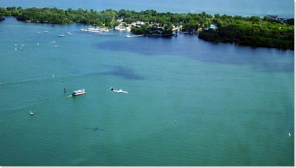 Der Lake Ontario zwischen Toronto und Toronto-Island ist gerade im Sommer ein beliebtes Wassersportgebiet. Vom CN-Tower aus kann man das Treiben auf dem Wasser gut beobachten und sieht auch die landenen Flugzeuge auf dem Regionalfughafen von Toronto.