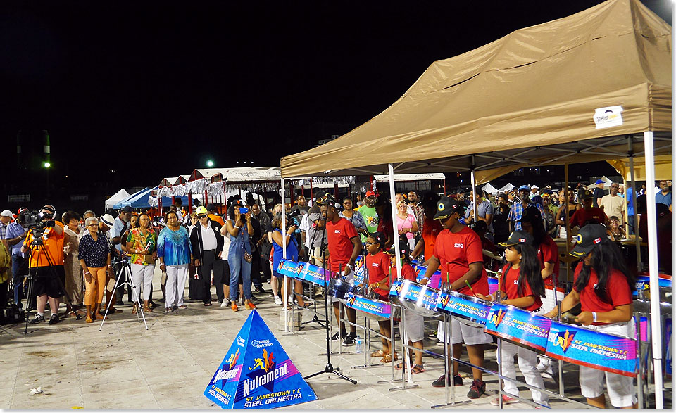  Am Abend zuvor haben sich zahlreiche Steel Pan-Gruppen im nahegelegenen Allan Lampert Stadion einen stimmungsanheizenden Wettbewerb geliefert.