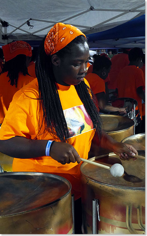 ... Steel Pan- und Brass-Bands bringen ...