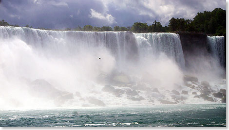 Wassermassen zischen und donnern die Flle auf der kanadischen Seite hinunter, der bei weitem grten Wasserfront der Niagaraflle. 