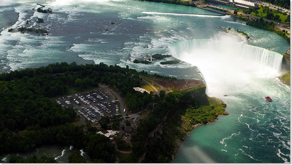 Von oben betrachtet lassen sich die Zusammenhnge besser nachvollziehen: Die Niagara Flle als Felsensprung innerhalb eines risiegen Wasser-Areals. 