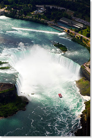 Spektakulre Aussichten erffnen sich bei einem Helikopter-Flug ber die Niagara Flle.
