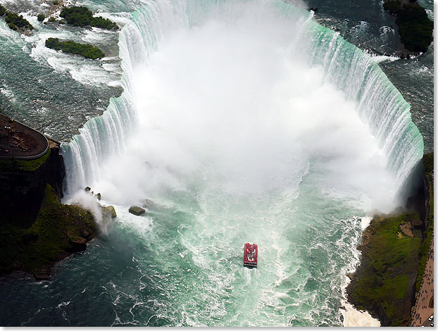 Das rote Boot ist das kanadische Ausflugsboot HORNBLOWER, das fast bis an den Wasserfall heranfhrt. gut zu sehen ist das Boot vom Helikopter aus.