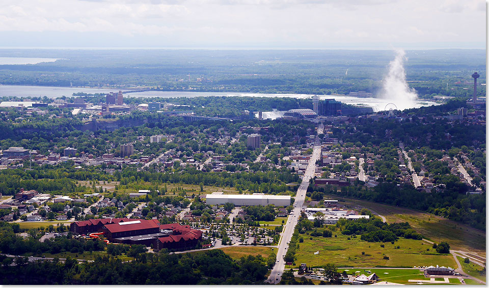 Das grne Umland von Niagara mit den Fllen lsst sich gut bei einem Helikopter-Flug berblicken.