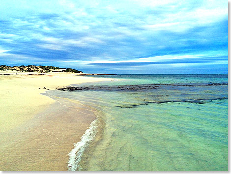 Der endlose Sandstrand von Coral Bay ist zu jeder Zeit ein Ort zum Trumen  fr Fugnger