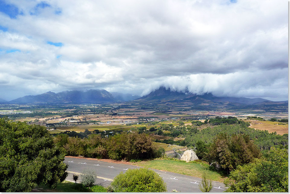  Auf dem Weg ins Landesinnere. Berge halten berall Wolken auf, Nebel sind in diesem Teil Afrikas nicht selten.