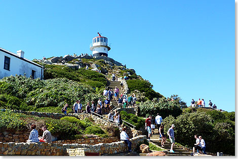 Hoch ber dem Kap der Guten Hoffnung weist ein Leuchtturm den Schiffen den Weg durch die gefhrlichen Gewsser dieses Kstenabschnitts.