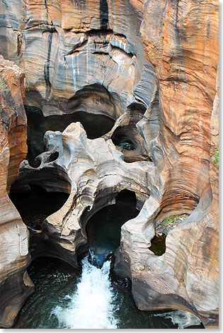 Die Kraft von Wasser und Steinen schuf diese bizarren farbigen Formen im Gestein der Potholes. 