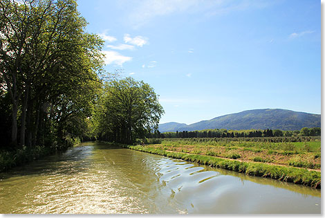 Der Canal am Rande einer sanften Hgelkette.