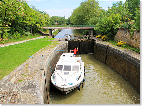 Skipper PSW grt aus einer der Canal-typischen Oval-Schleusen.