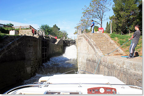 Festhalten: Das Oberwasser schiet nach unten!