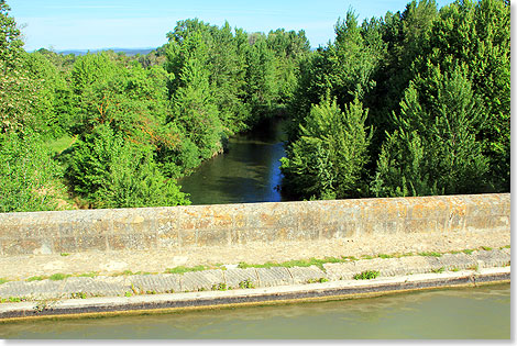 Der Midi berquert einen tiefer gelegenen Flusslauf.