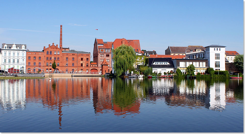  Teilansicht des Hafens von Brandenburg mit dem Pegelturm.