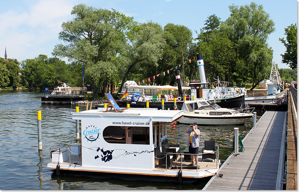 HavelCruiser am historischen Hafen in Brandenburg.