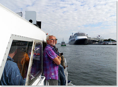 Das Foto zeigt Helmut Martin, den Vorsitzenden des Nautischen Vereins Rostock, mit Mitstreitern bei einer Revierfahrt mit der Hafenamts-Barkasse vor dem Warnemnder Kreuzfahrtterminal.