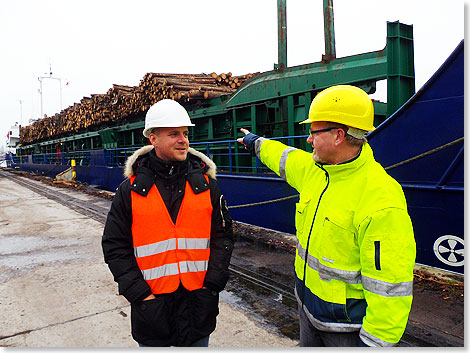Steffen Borstel (l.) und Portmanager Ralf Westphal vor dem Frachter MELODY beim Holzumschlag.