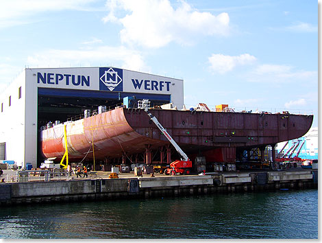 Fertig zur Verholung ist diese Kreuzliner-Sektion von der Neptun Werft, Rostock, zur Meyer Werft, Papemburg. 