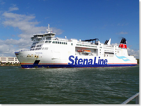 Die SKNE bringt Fracht und Passagiere in 6 Stunden von Rostock nach Trelleborg.