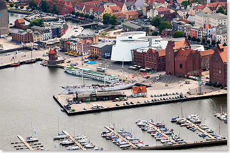 Luftbild des Stadthafens der Hansestadt Stralsund mit dem Oceaneum.