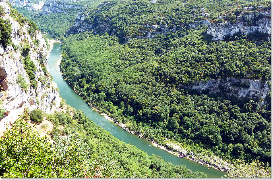 Die Ardche ist der grte Nebenfluss am rechten Unterlauf der Rhne. Sie hat sich tief in das dicht bewaldete Kalkplateau gegraben. Atemberaubende Ausblicke lassen nichts von der Gefhrlichkeit des Flusses ahnen.