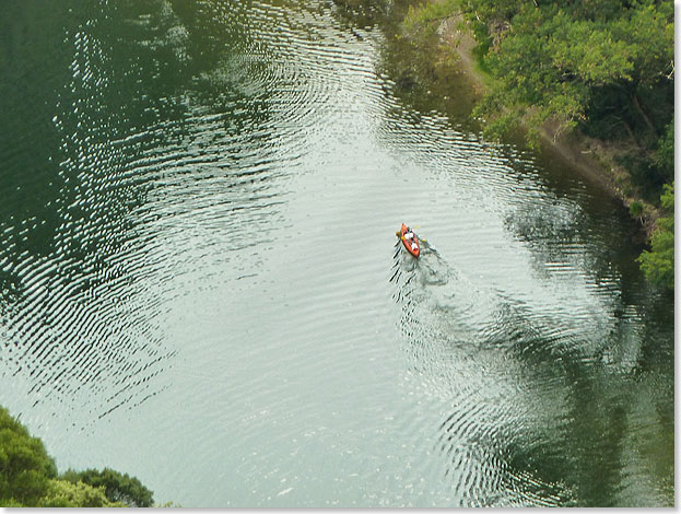 Sehr beliebt unter Paddlern ist der Lauf der Ardche unterhalb des Pont dArc. Winzig wirken Boote in den sanften Mustern des Wassers, kein Laut strt. Seltene Adler und Geier sind hier zu finden.