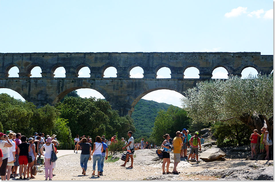 Ohne die Verwendung von Zement, nur im Verband groer Steine mit Trockenfugen errichteten die Rmer um das Jahr 50 nach Christi Geburt den Pont du Gard. Er berbrckt als Teil einer ber 50 Kilometer langen Wasserleitung von Uzes nach Nmes den kleinen Fluss Gardon, der auch tobendes Hochwasser fhren kann.