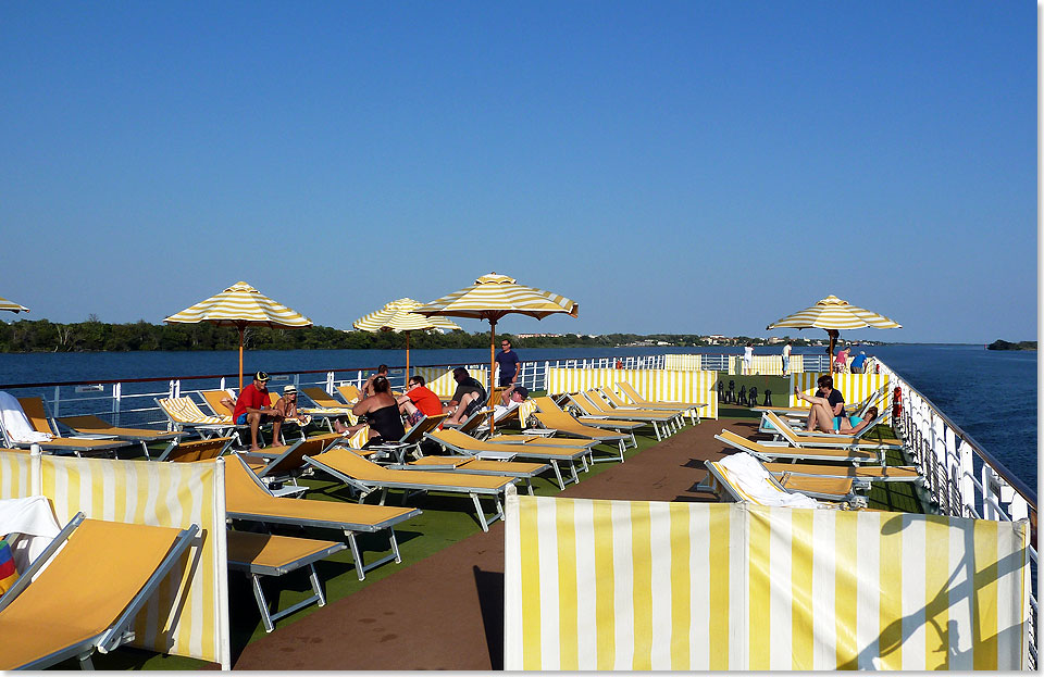 Auf dem Oberdeck unter der beienden Sonne des Sdens. Bei der Fahrt nach Norden schtzen Sonnenschirme. Sie werden erst weiter nrdlich abgebaut, wenn niedrige Brcken es verlangen.