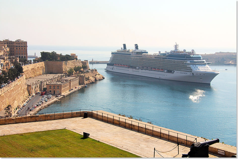 Blick ber den Grand Harbour von La Valletta mit der einlaufenden CELEBRITY EQUINOX. 