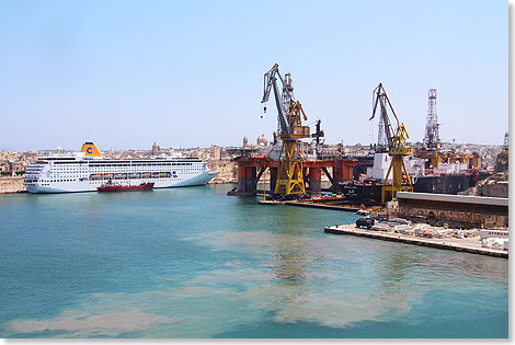 Die COSTA neoRIVIERA hat am 22. Juli gegenber von Malta Drydocks im Stadtteil L-Isla festgemacht.
