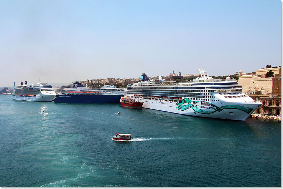 Drei Schiffsgenerationen der Meyer Werft in Valletta: Von links die CELEBRITY EQUINOX (Baujahr 2009), die ZENITH (Baujahr 1992) und die NORWEGIAN JADE 
