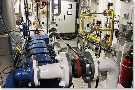 Ein Erdgasmotor auf der RoPax-Fhre MS OSTFRIESLAND mit Erdgaszufuhr, so genannter Gasregelstrecke.