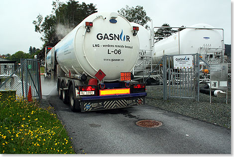 Die LNG-Vorratstanks in Haljem, Norwegen, werden mit Tank-LKWs wchentlich gefllt. 