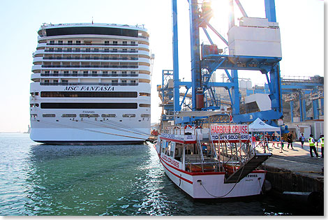 Die MSC FANTASIA am Frachtkai gegenber der Altstadt von La Valletta. Die Ausflugsboote von Luzzu Cruises und anderen Reedereien fungierten whrend des Fnffachanlaufes als Tender-Schiffe.