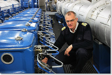 Chief Peter Holm erklrt den umgersteten Motor Typ Sulzer 8ZAL 40S, der nun ein 8ZAL 40S CR Motor ist.