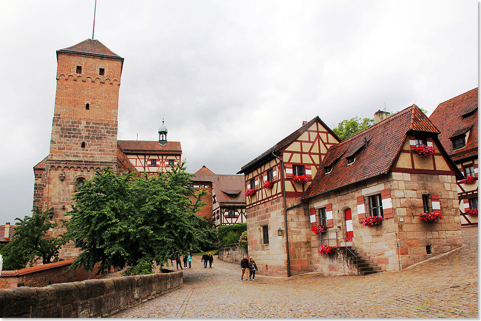 Im ueren Hof zur Nrnberger Burg. Links der Heidenturm.