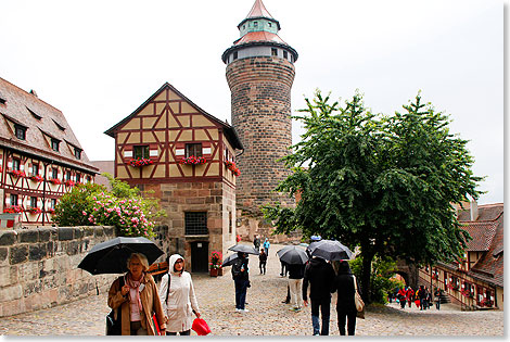 Gleich rechts am Tor zur Burg ragt der mchtige runde Sinwellturm auf.