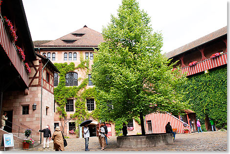 Im Innenhof der Kaiserburg. Diese Anlage wird um das Jahr 1000 datiert.