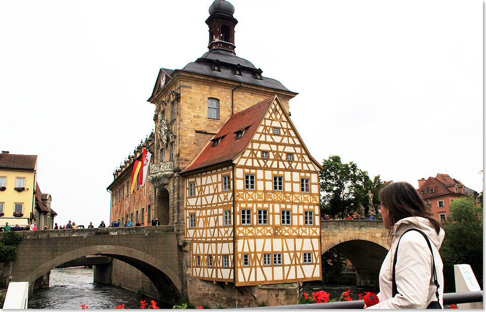 Das Alte Rathaus ist das Wahrzeichen Bambergs und symbolisiert die Herrschaftsgrenze aus frherer Zeit zwischen dem bischflichem Bamberg und der brgerlichen Innenstadt. Es ist in den Fluss Regnitz gebaut und die Obere und Untere Brcke fhren von ihm weg.