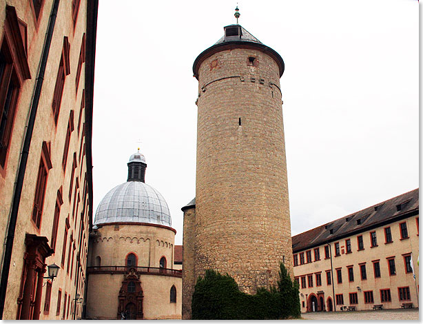 Der Bergfried der Festung Marienberg und links davon im Hintergrund die Marienkirche. 